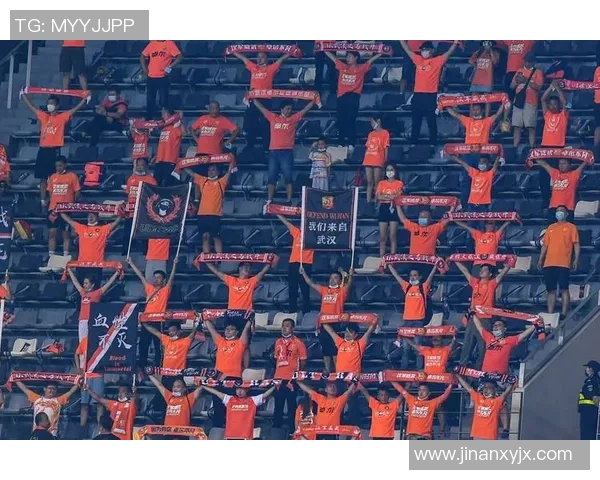 武汉足球队团队协作引发热议球迷与专家各执己见的背后故事